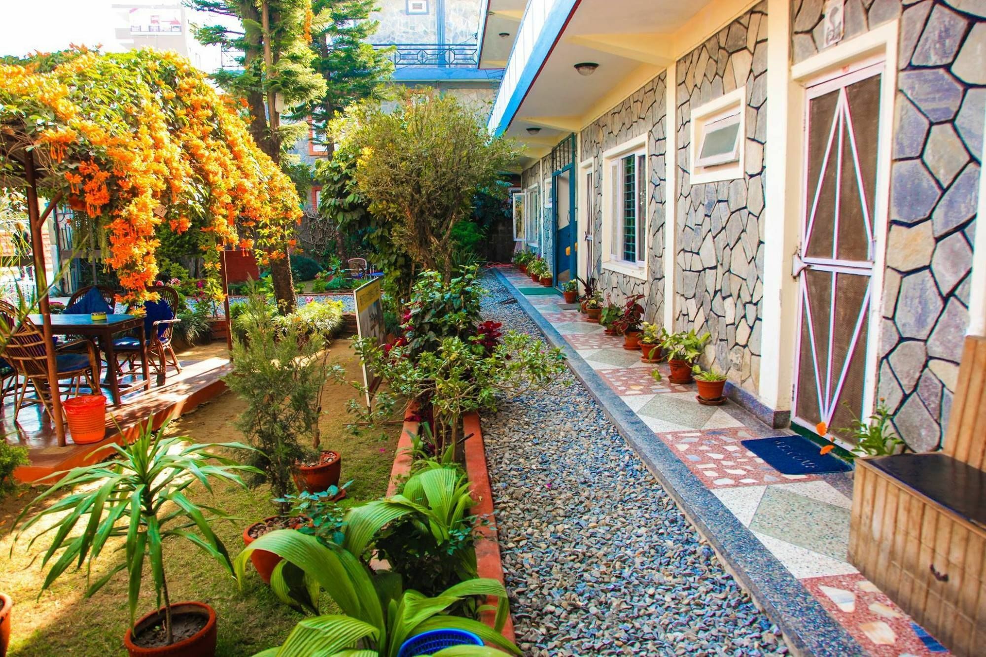 Giri Guest House Pokhara Exterior foto